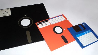 Da esquerda para direita, disquete de 8, 5 1/4 e 3 1/2 polegadas